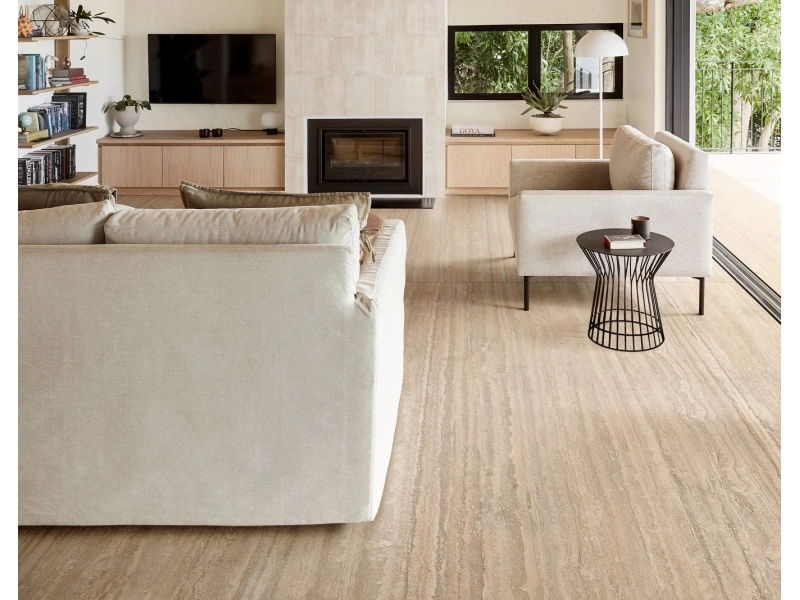 Gres Marazzi Grande Stone Look efekt kamień naturalny w przestronnym salonie z oknami tarasowymi