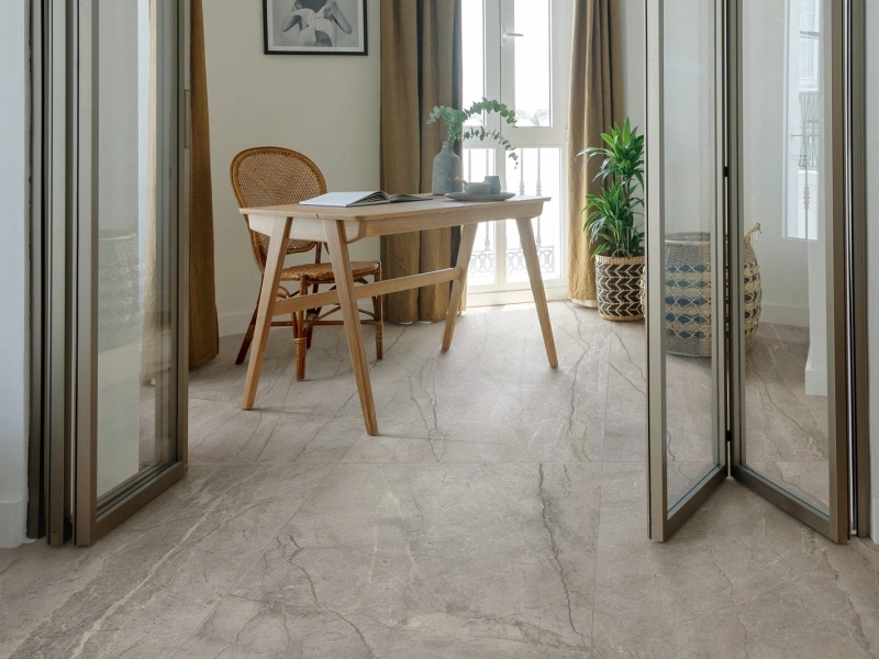 Marazzi Mystone Silver Root – gres imitujący kamień naturalny w jasnym salonie w stylu skandynawskim