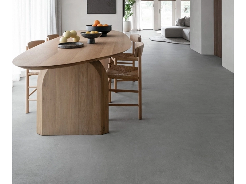 Płytki Marazzi Slow Cold imitujące terakotę w eleganckim holu i salonie