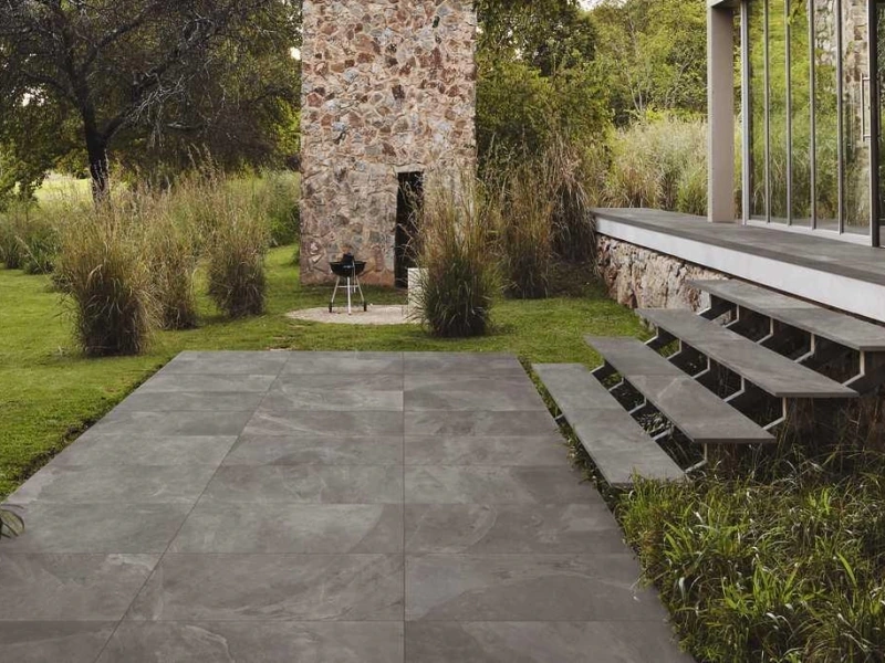 Marazzi Mystone Ardesia gres o efekcie kamienia naturalnego w eleganckim salonie w odcieniach beżu