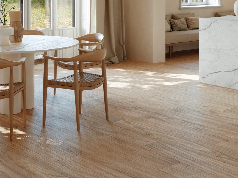 Płytki Marazzi Grande Stone Look efekt kamień naturalny w salonie z naturalnym oświetleniem