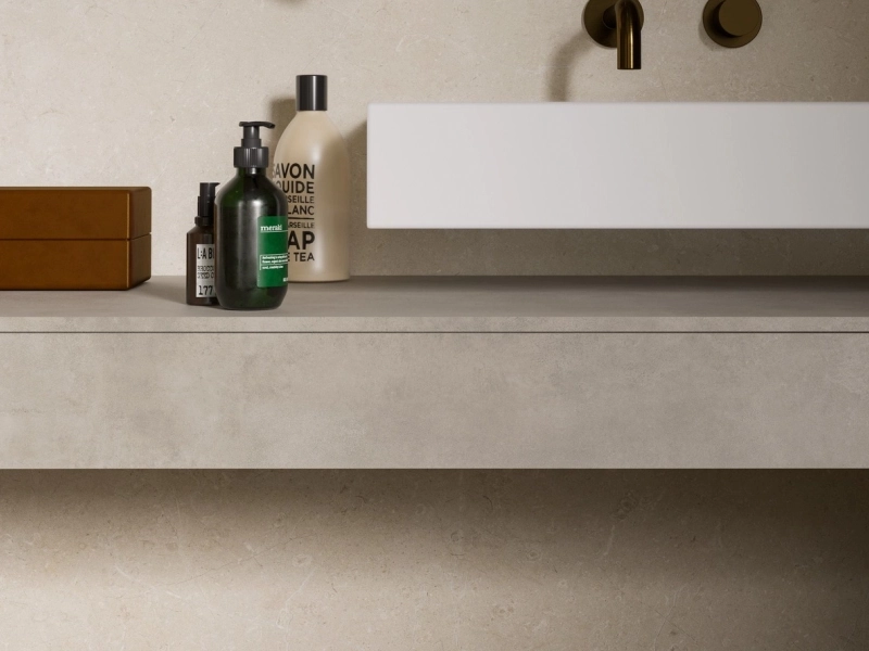 Wielkoformatowy gres Marazzi Magnifica efekt marmur w salonie z kominkiem