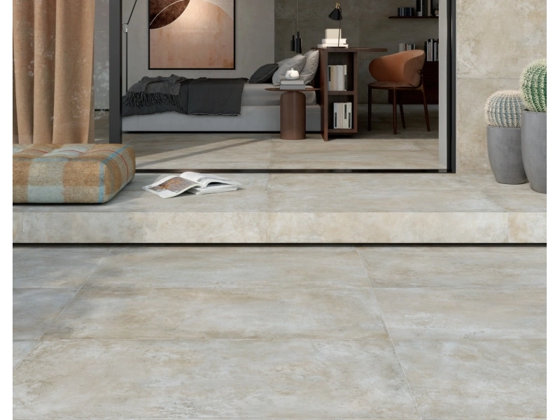 Wielkoformatowy gres Marazzi Plaza efekt beton w salonie z kominkiem