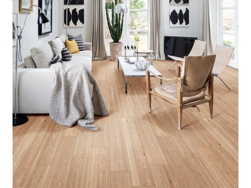 Marazzi Alma – gres imitujący drewno w jasnym, przestronnym salonie