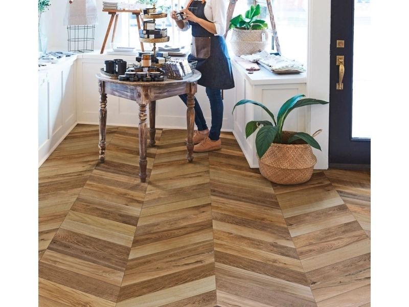 Gres Marazzi Treverksoul efekt drewno w nowoczesnym salonie