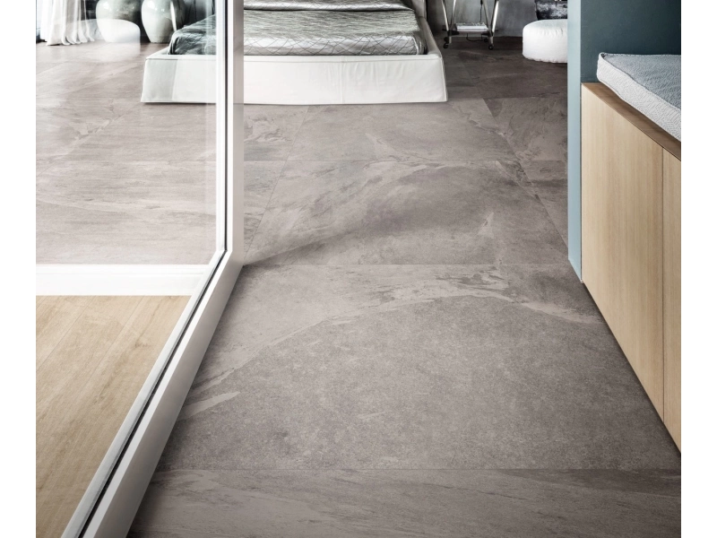 Gres porcelanowy Marazzi Mystone Ardesia kamień naturalny w minimalistycznym wnętrzu