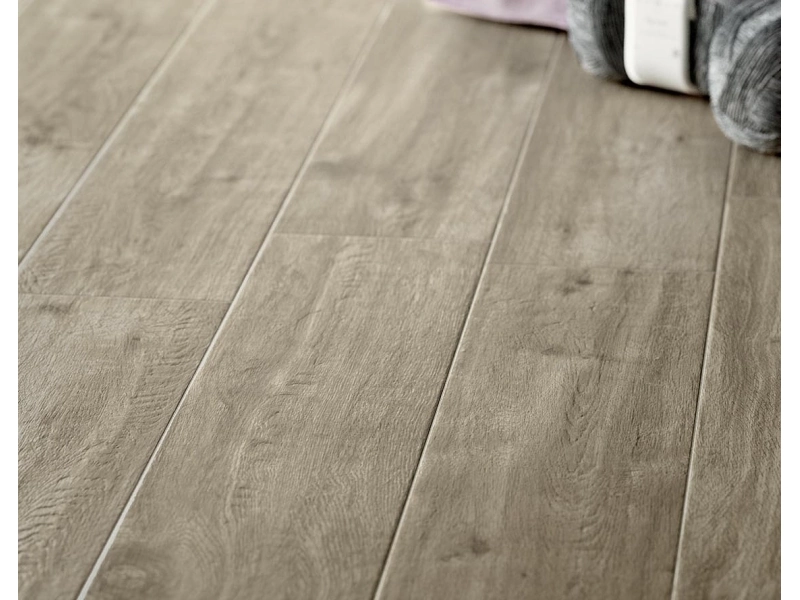 Płytki gresowe Marazzi Treverkway efekt drewno w eleganckim salonie z dużymi przeszkleniami