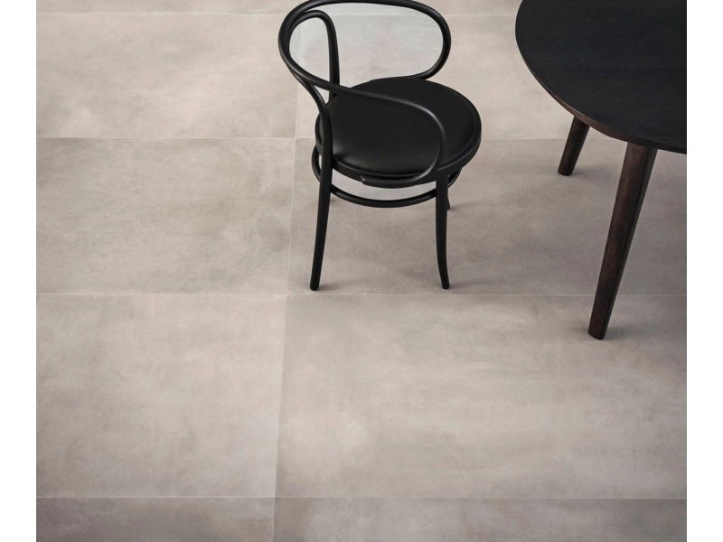 Marazzi Powder – gres imitujący beton w jasnym salonie w stylu skandynawskim