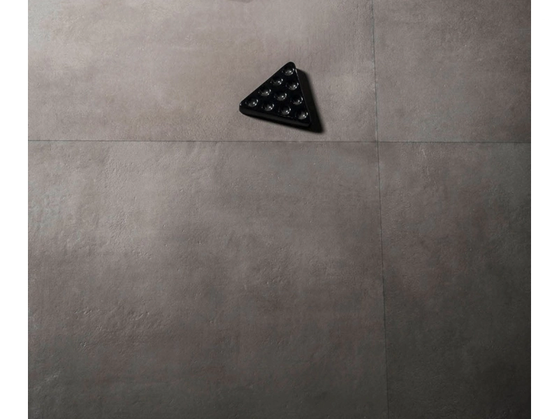 Płytki Marazzi Powder efekt beton w salonie z naturalnym oświetleniem