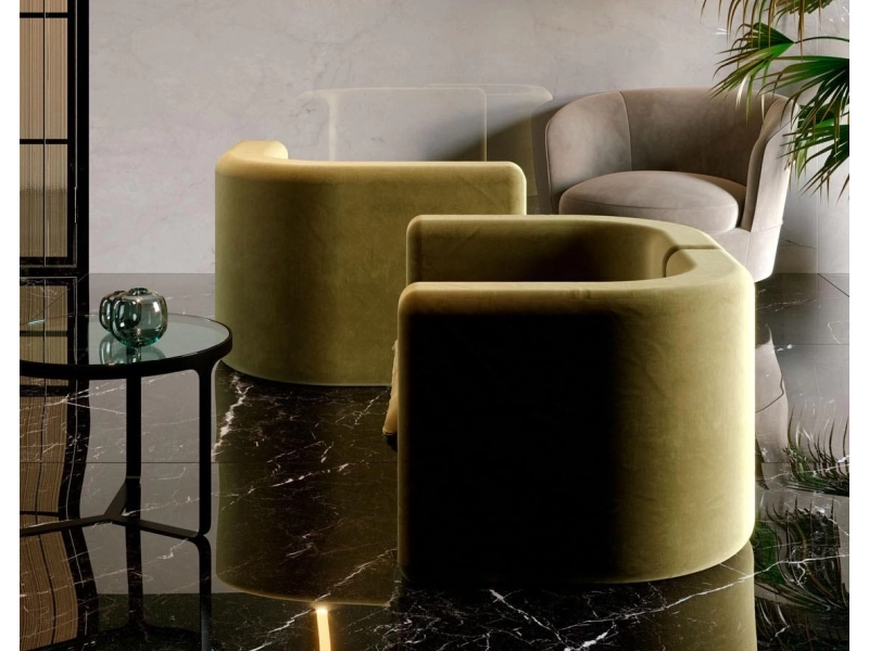 Wielkoformatowy gres Marazzi Grande Resin Look efekt żywica w salonie z kominkiem