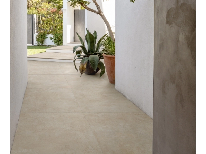 Płytki gresowe Marazzi Plaza efekt beton w eleganckim salonie z dużymi przeszkleniami