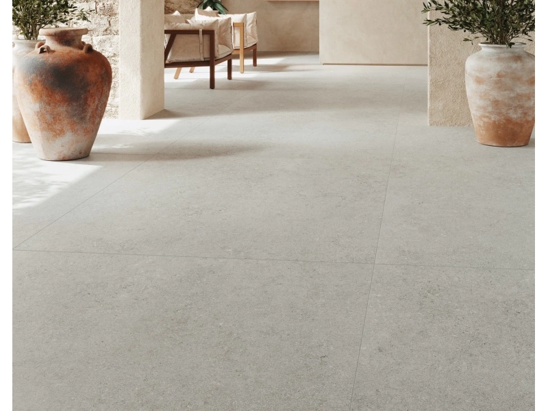 Płytki gresowe Marazzi Mystone Berici efekt kamień naturalny w nowoczesnym salonie z drewnianymi akcentami