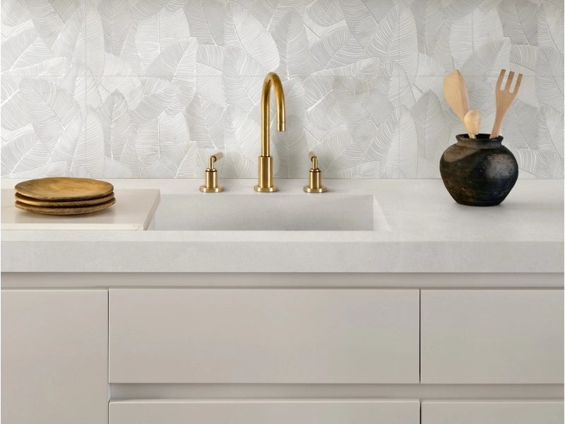 Marazzi Fabula Wall gres o efekcie marmuru na podłodze w nowoczesnym domu