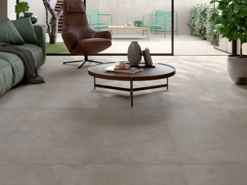 Płytki Marazzi Plaza imitujące beton w eleganckim holu i salonie