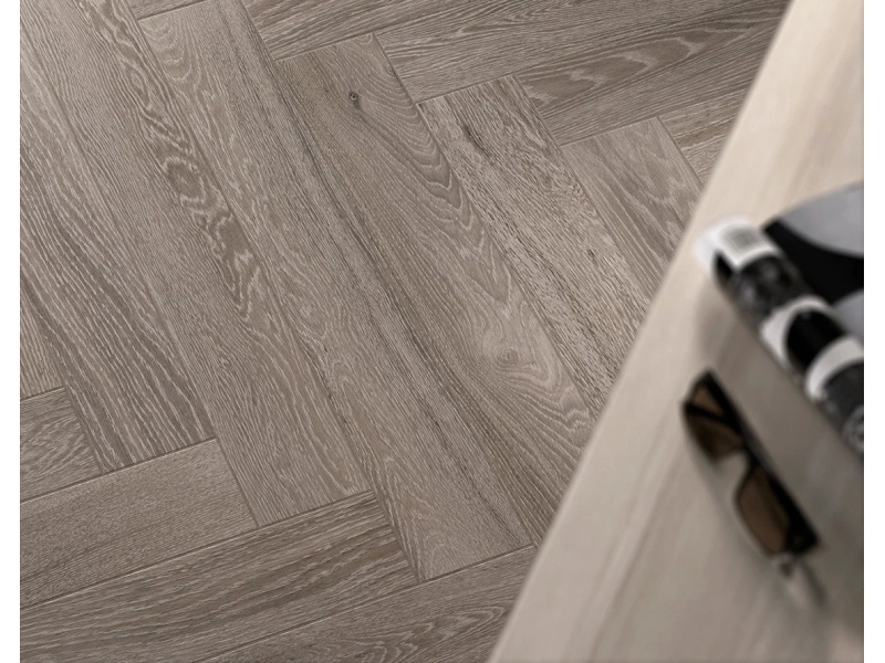 Płytki gresowe Marazzi Treverkcharme efekt drewno w eleganckim salonie z dużymi przeszkleniami
