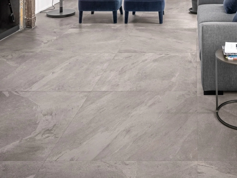 Marazzi Mystone Ardesia gres o efekcie kamienia naturalnego na podłodze w nowoczesnym domu