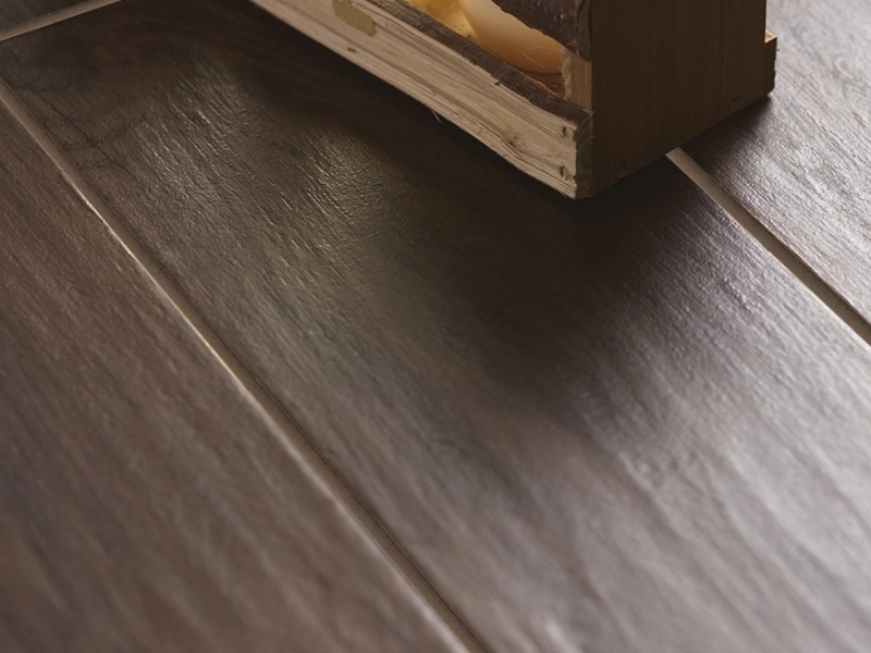 Gres Marazzi Treverkmood efekt drewno w przestronnym salonie z oknami tarasowymi