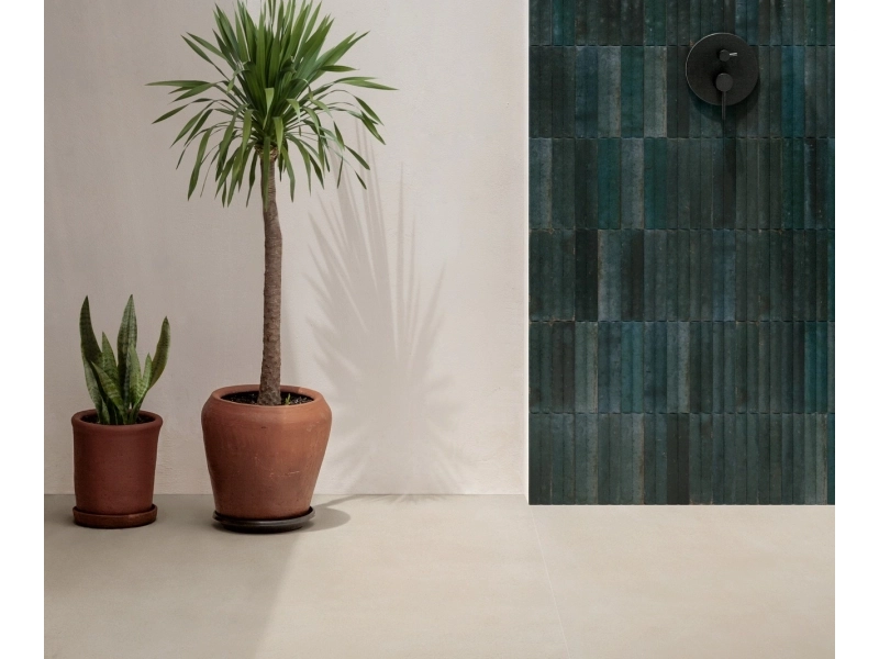Płytki gresowe Marazzi Lume efekt cegła w eleganckim salonie z dużymi przeszkleniami