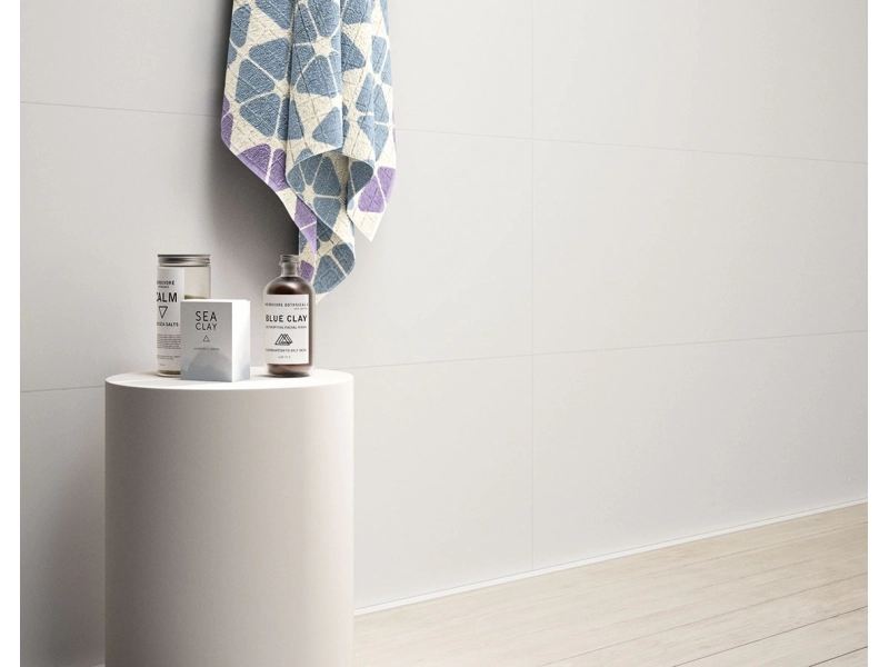 Marazzi Essenziale – gres imitujący kolor w jasnym, przestronnym salonie