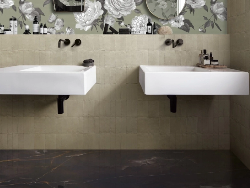 Płytki gresowe Marazzi White Deco efekt kolor w nowoczesnym salonie z drewnianymi akcentami