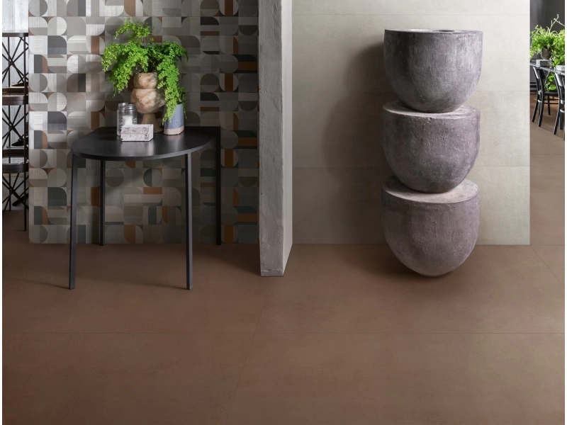 Marazzi Cementum Wall – gres imitujący beton w jasnym, przestronnym salonie