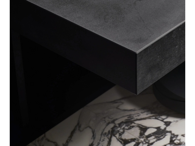 Gres porcelanowy Marazzi Grande Metal Look metal w minimalistycznym wnętrzu