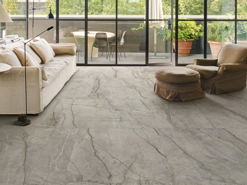 Płytki gresowe Marazzi Mystone Silver Root efekt kamień naturalny w nowoczesnym salonie z drewnianymi akcentami