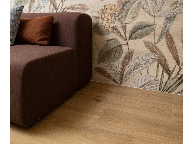 Płytki gresowe Marazzi Mystone Travertino efekt kamień naturalny w nowoczesnym salonie z drewnianymi akcentami