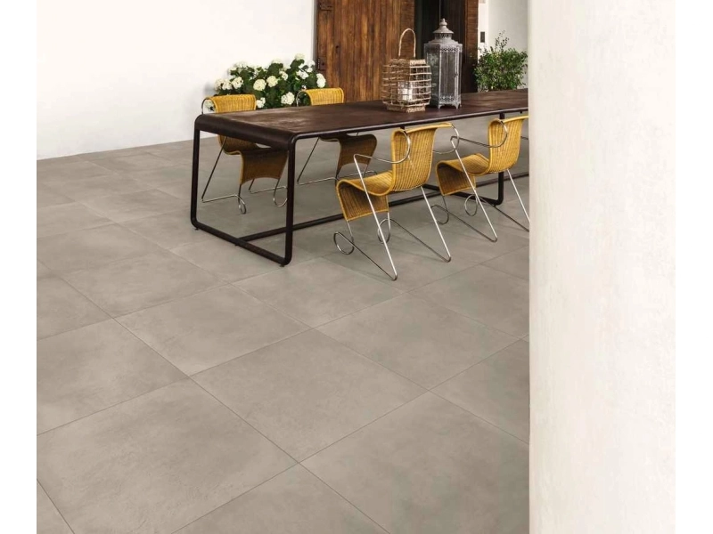 Płytki gresowe Marazzi Powder efekt beton w eleganckim salonie z dużymi przeszkleniami
