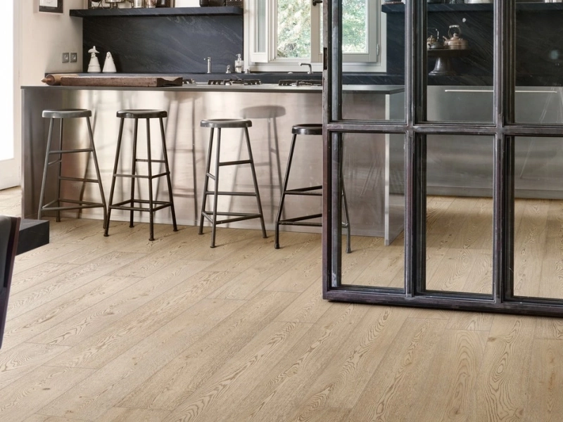 Marazzi Vivo gres o efekcie drewna na podłodze w nowoczesnym domu
