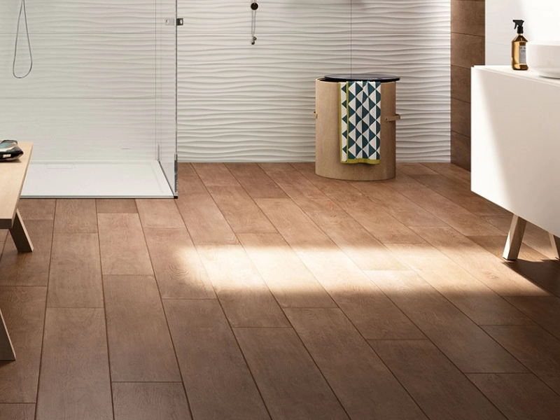Płytki Marazzi Essenziale imitujące kolor w eleganckim holu i salonie