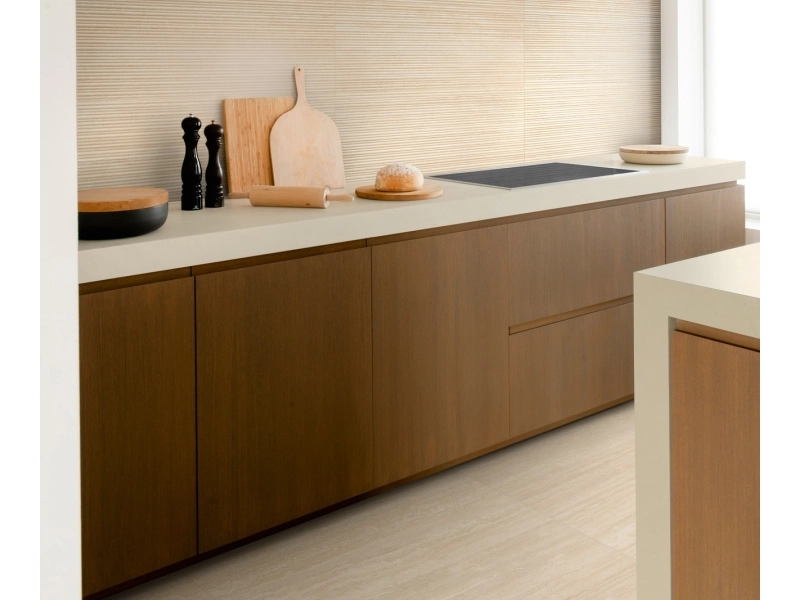 Marazzi Fabula Wall – gres imitujący marmur w jasnym, przestronnym salonie