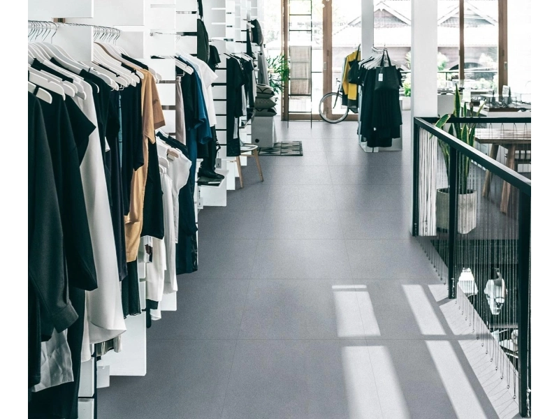 Płytki Marazzi Market New efekt beton w nowoczesnej aranżacji salonu