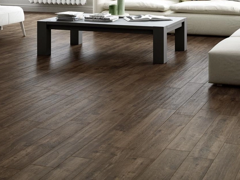 Płytki gresowe Marazzi Treverkway efekt drewno w nowoczesnym salonie z drewnianymi akcentami