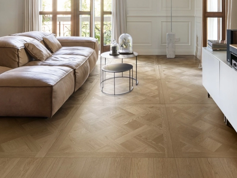 Marazzi Intrecci gres o efekcie drewna w nowoczesnym apartamencie