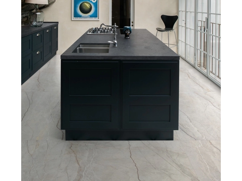 Płytki Marazzi Mystone Silver Root efekt kamień naturalny w nowoczesnej aranżacji salonu