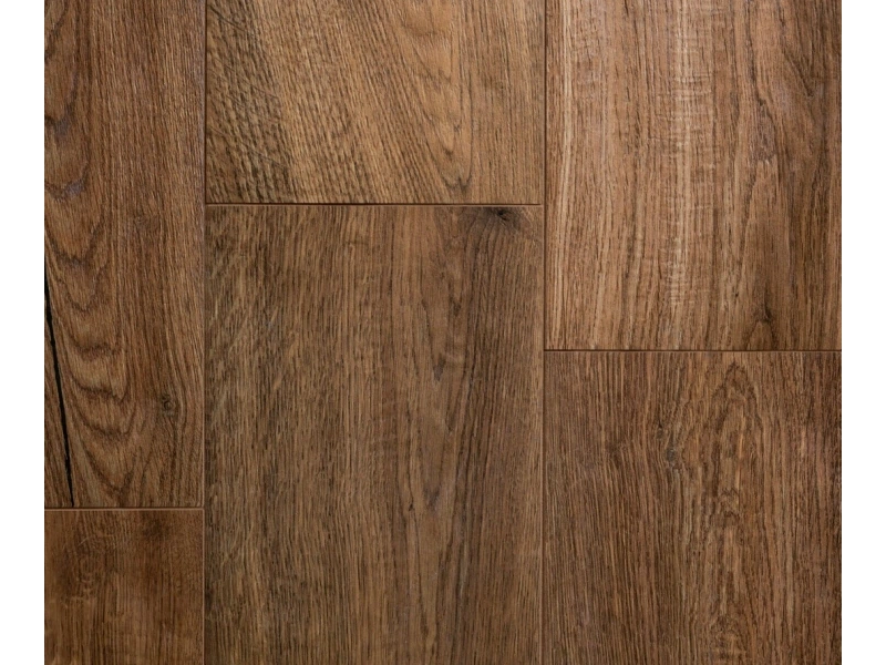 Płytki Marazzi Vero imitujące drewno w przestronnym salonie loftowym