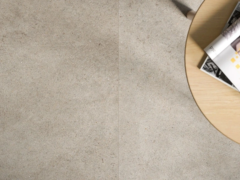 Gres Marazzi Terratech efekt beton w nowoczesnym salonie