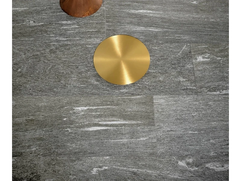 Marazzi Mystone Pietra DI Vals gres o efekcie kamienia naturalnego na podłodze w nowoczesnym domu