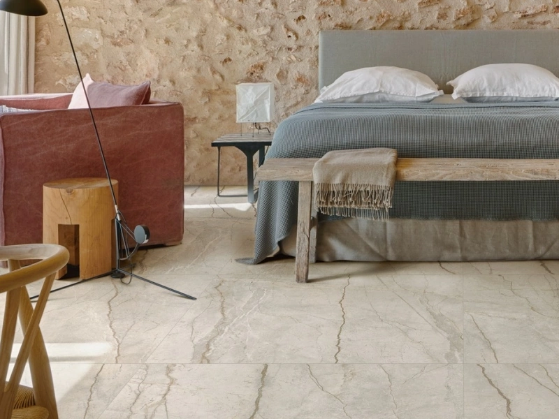 Wielkoformatowy gres Marazzi Mystone Silver Root efekt kamień naturalny w salonie z kominkiem