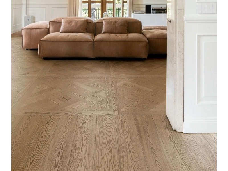 Płytki Marazzi Intrecci imitujące drewno w eleganckim holu i salonie