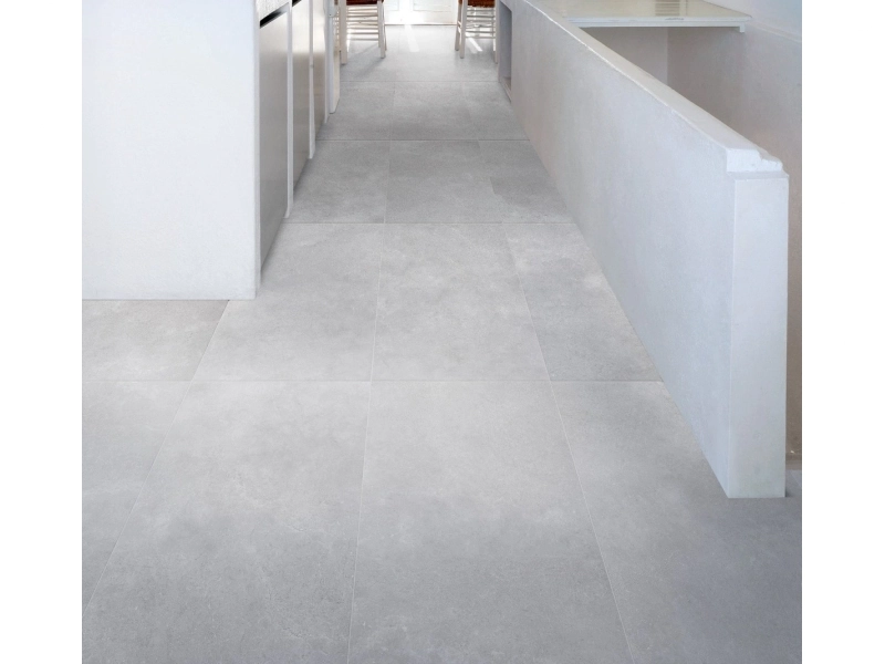 Płytki Marazzi Stream efekt kamień naturalny w salonie z otwartą kuchnią