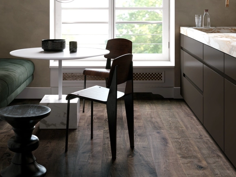 Gres porcelanowy Marazzi Vero drewno w minimalistycznym wnętrzu