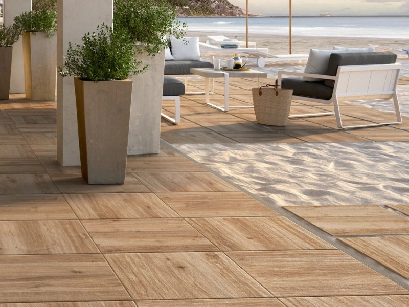 Płytki Marazzi Treverkhome efekt drewno w salonie z otwartą kuchnią