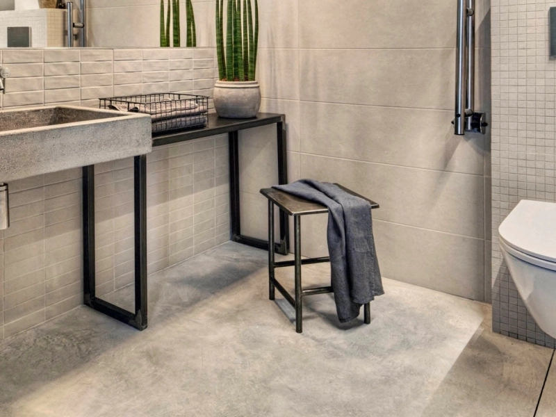 Wielkoformatowy gres Marazzi Chalk efekt beton w eleganckiej strefie dziennej