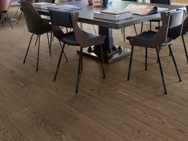 Marazzi Vivo – gres imitujący drewno w jasnym salonie w stylu skandynawskim