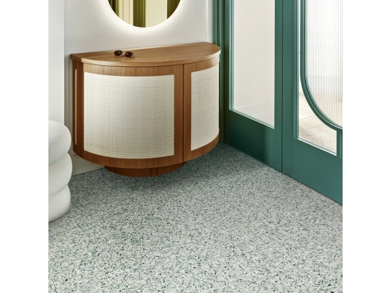 Marazzi Frammento – gres imitujący terrazzo w jasnym, przestronnym salonie