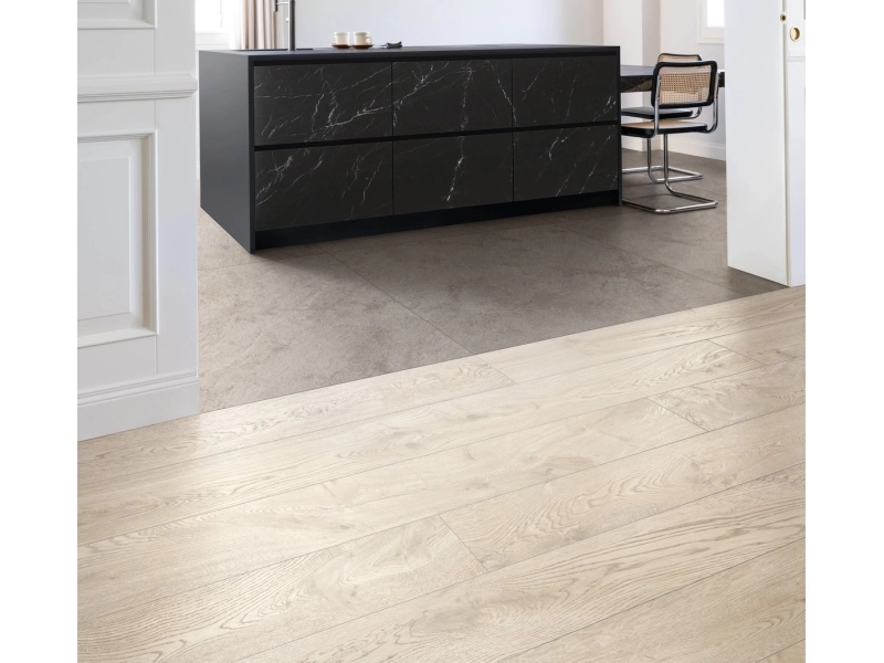 Gres porcelanowy Marazzi Vero drewno w przestronnej strefie dziennej