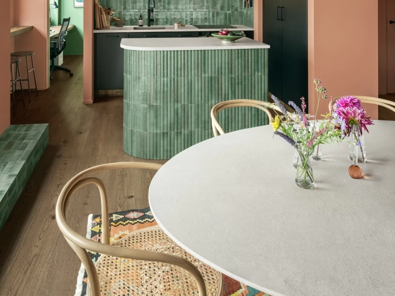 Płytki Marazzi Lume efekt cegła w salonie z otwartą kuchnią