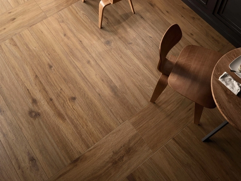 Marazzi Treverktrend – gres imitujący drewno w jasnym, przestronnym salonie